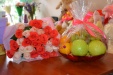 Букет цветов и фруктовый поднос